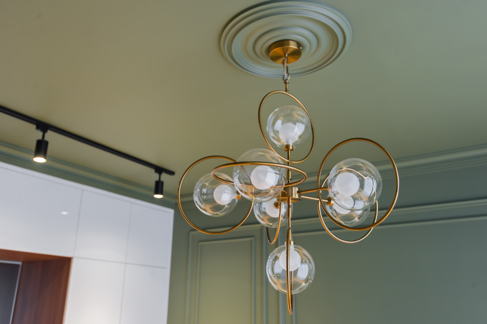 Квартира в современном стиле с зелёной спальней