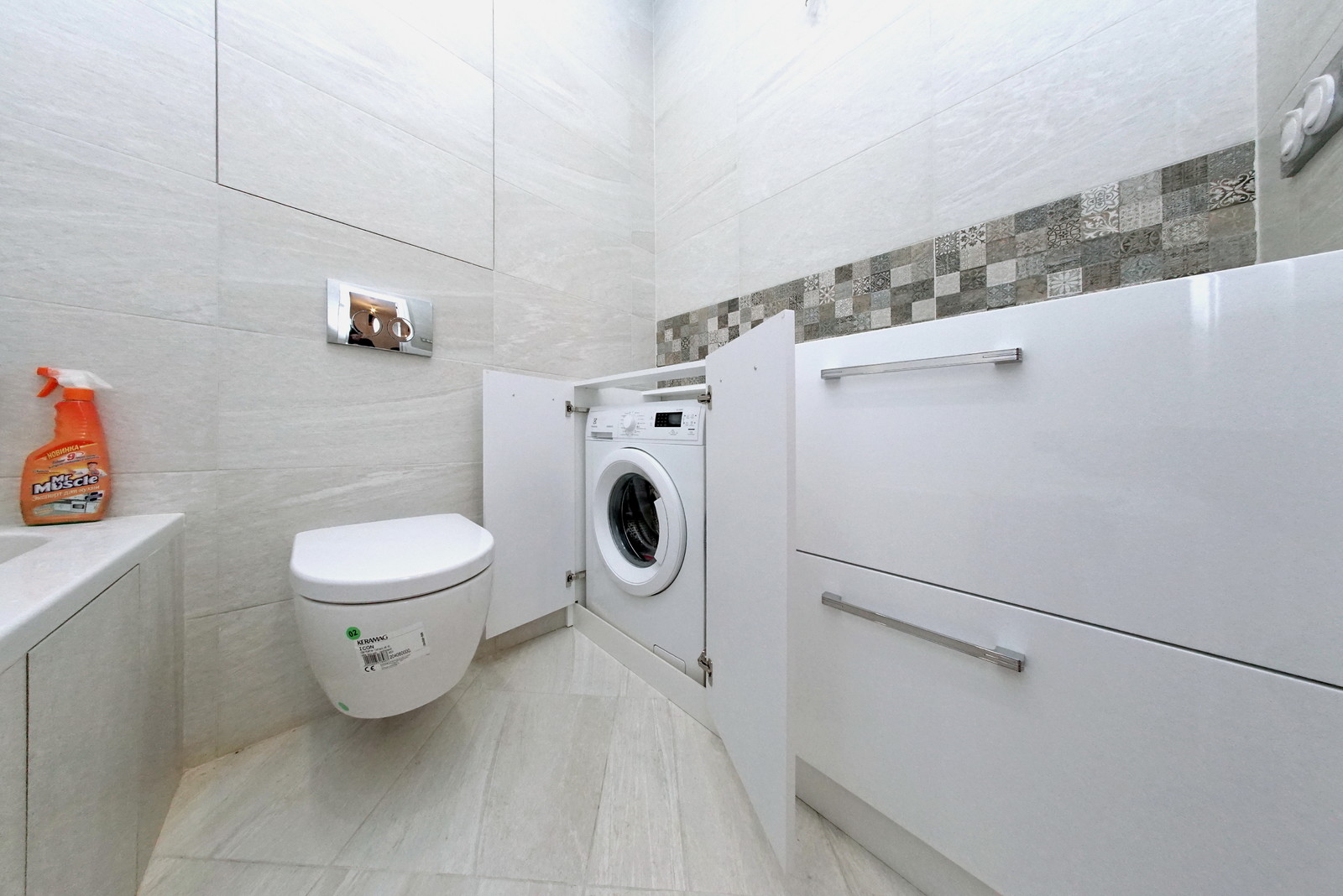 Прихожая, хозшкаф и ванная - всё в белом!