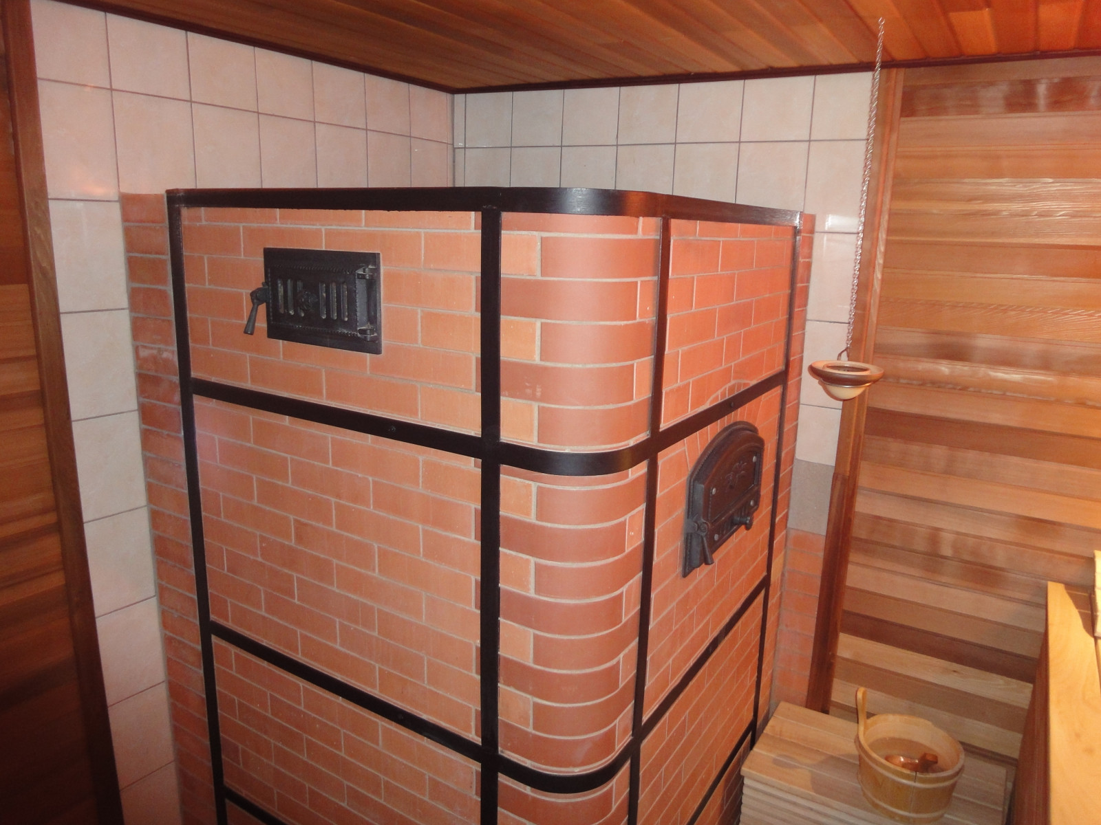 Печь-каменка со встроенной вентиляцией парной