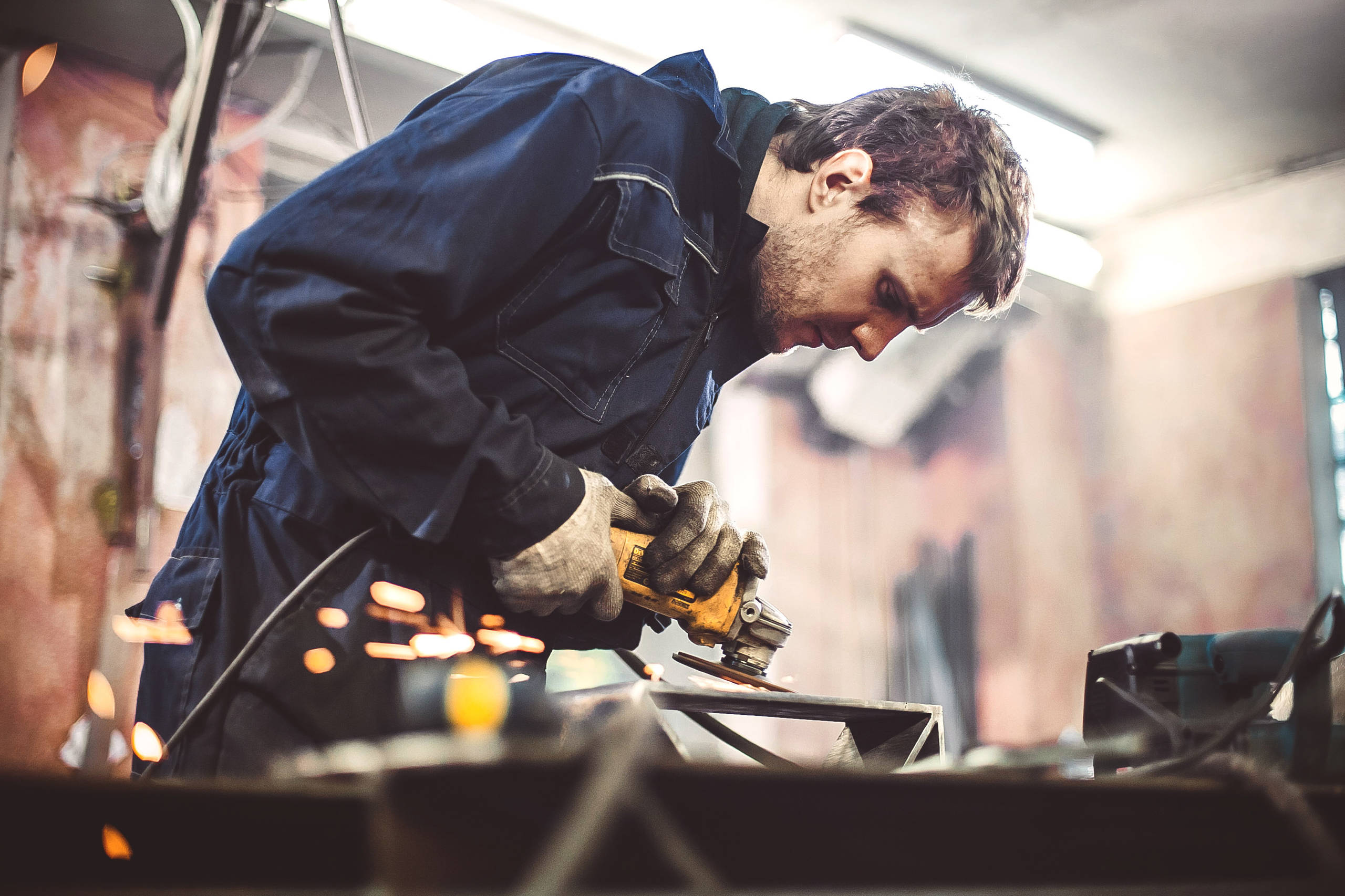 Портрет: Подвесная кровать и брутальная мебель от экспериментатора