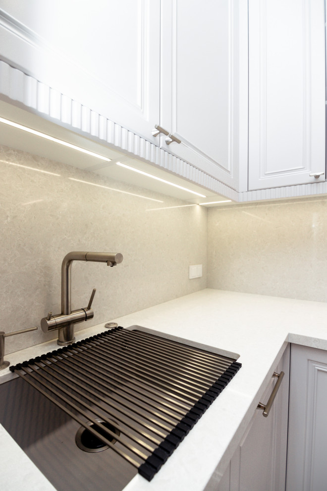 Нежно-серая кухня в неоклассическом стиле