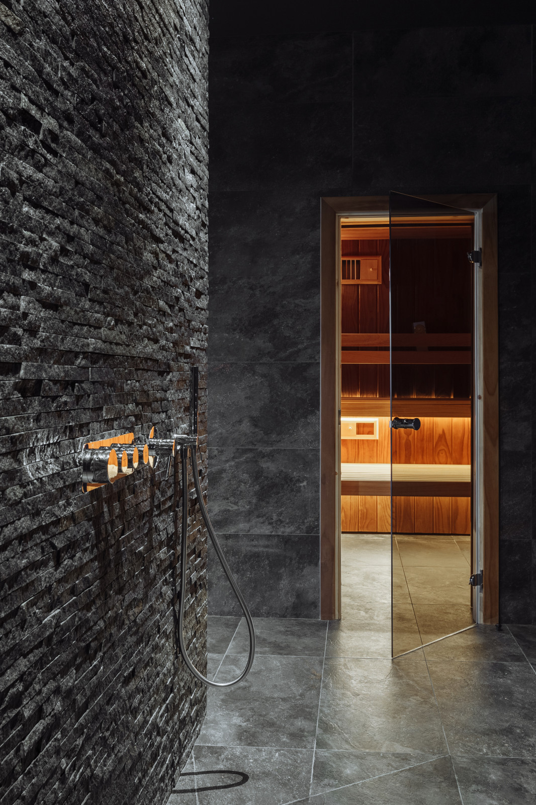 Сауна с бассейном в цоколе частного дома.