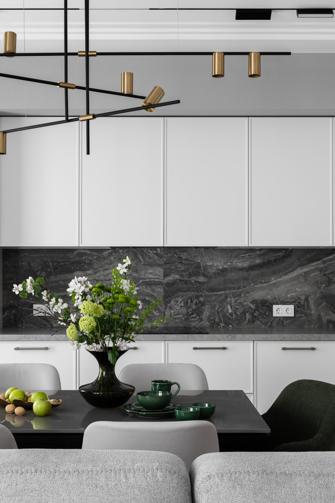 на стороне монохрома