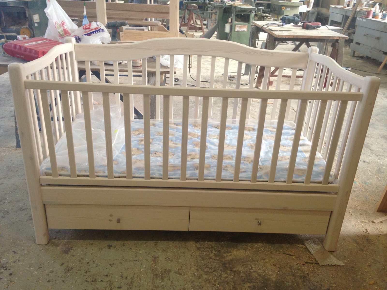 Детская кроватка (в будущем диван-кровать)