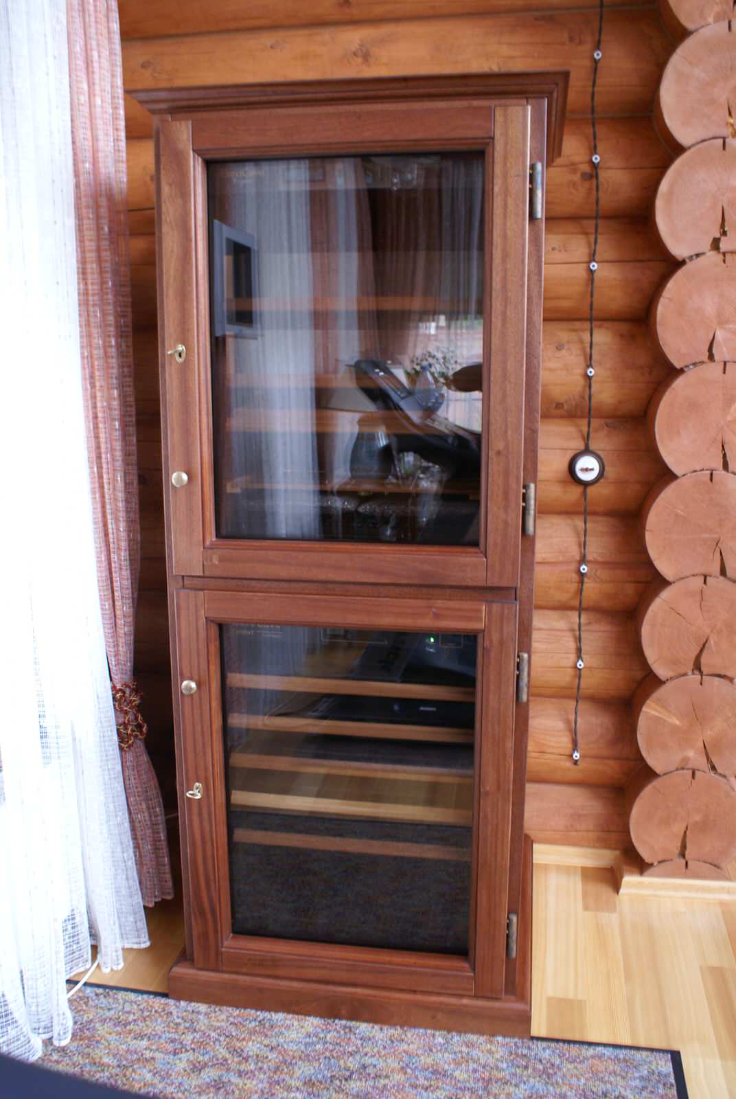 Винный шкаф с хьюмидором из красного дерева / Mahogany Wine Cabinet & Humidor.