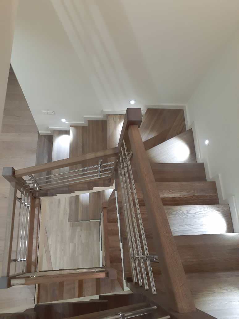 Лестница из дуба, ограждение ригеля из нержавейки