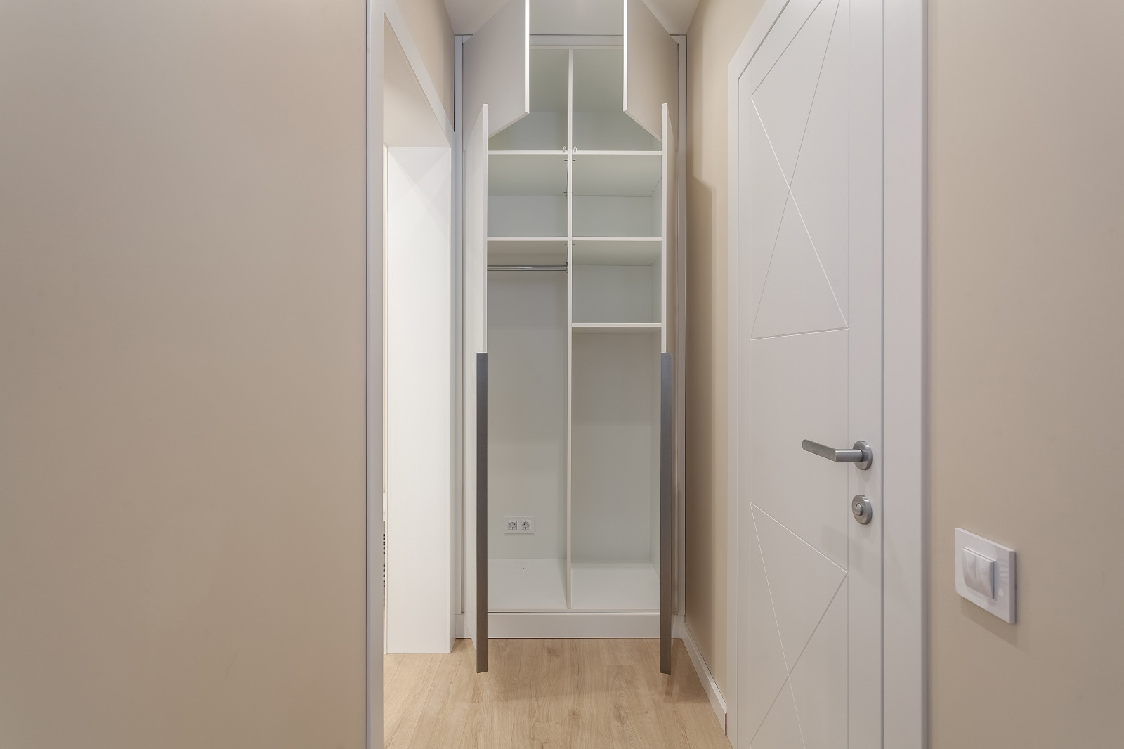 Распашной шкаф в прихожую