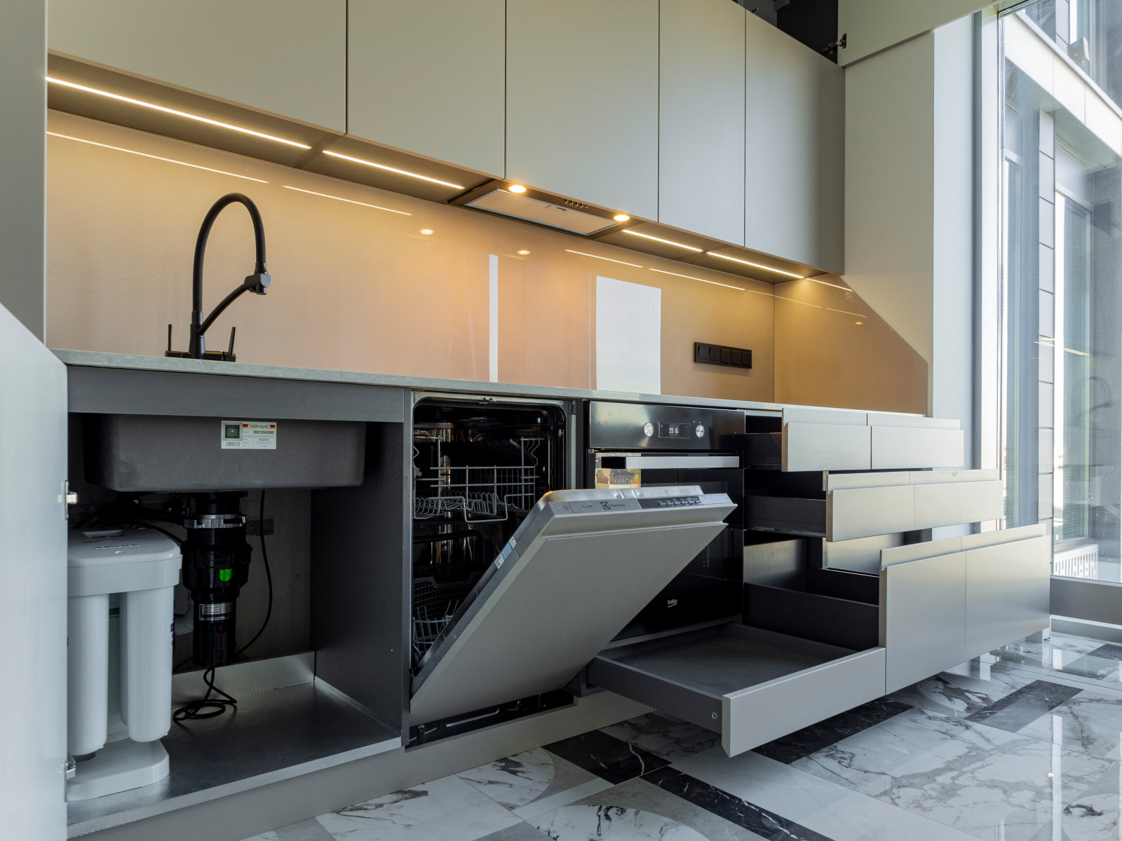 Большая стильная кухня в неоклассическом стиле в светлых тонах