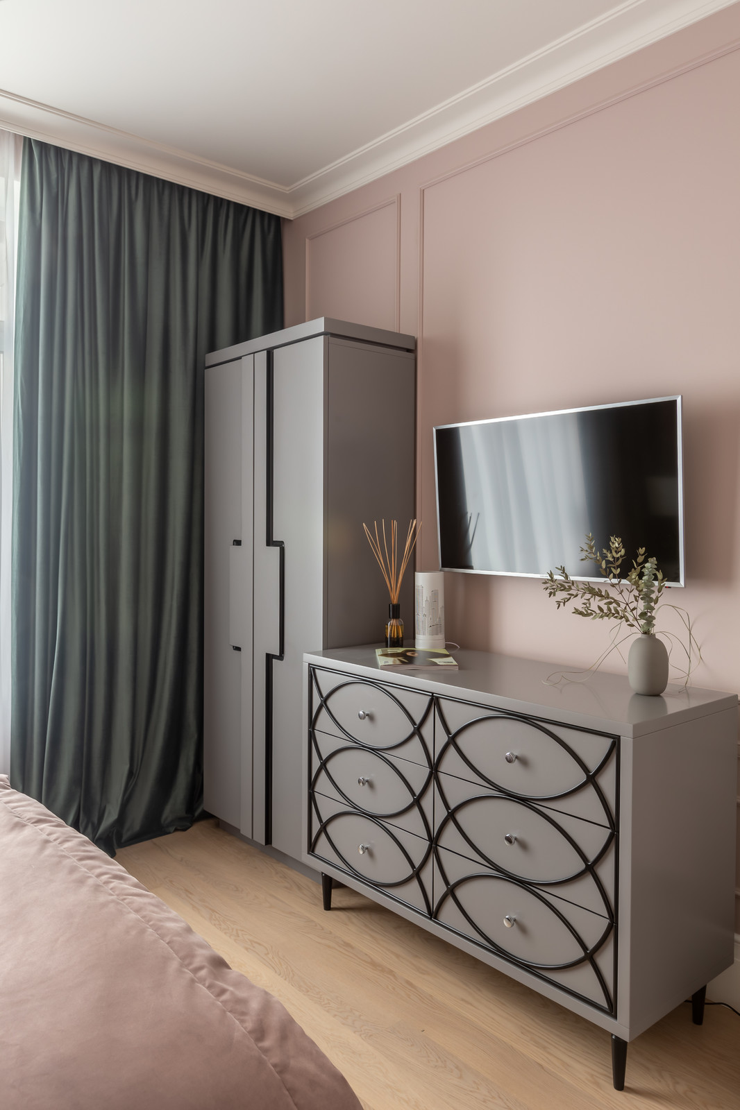 Уютная нежно-розовая  спальня с графичными акцентами.