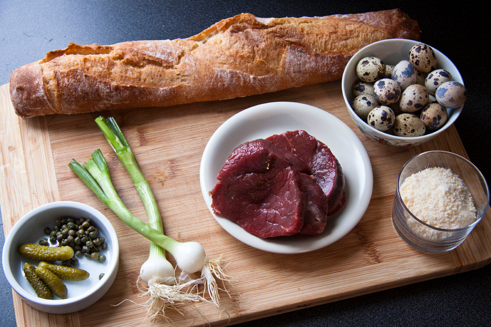 Рецепт: Антипохмельная брускетта с тартаром и яйцом