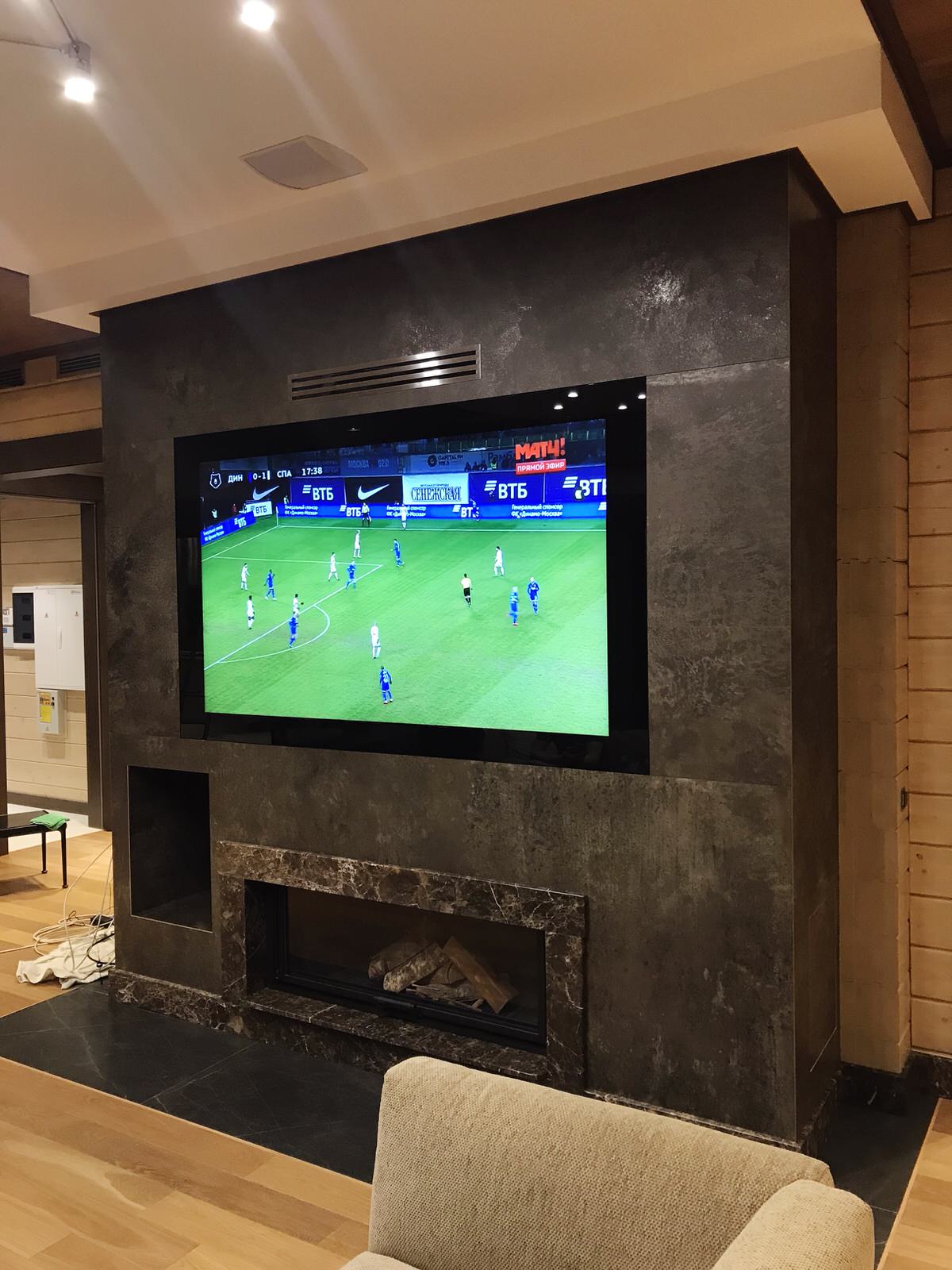 Телевизор за стеклом с камином