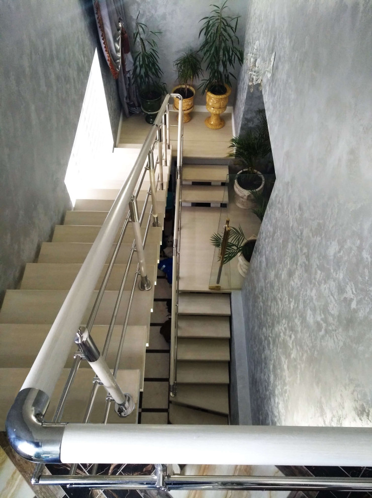 Лестница на двух косоурах, ограждения со вставками