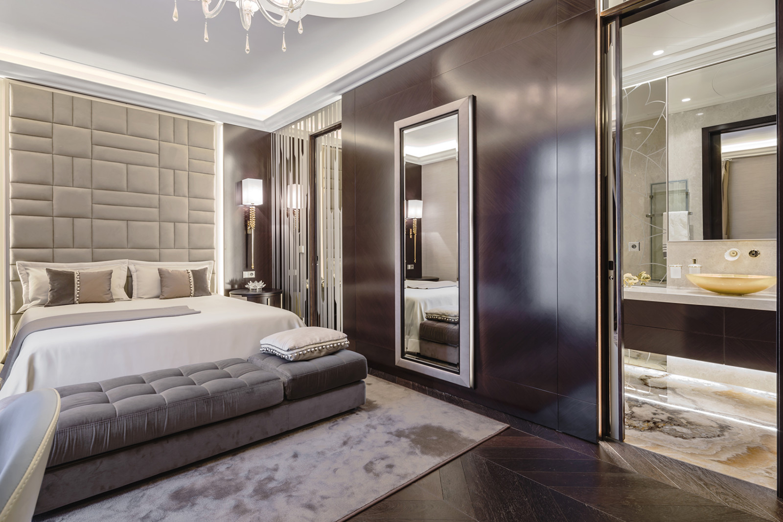 Interior of a villa on Cote d'Azur. / Интерьер дома на Лазурном берегу