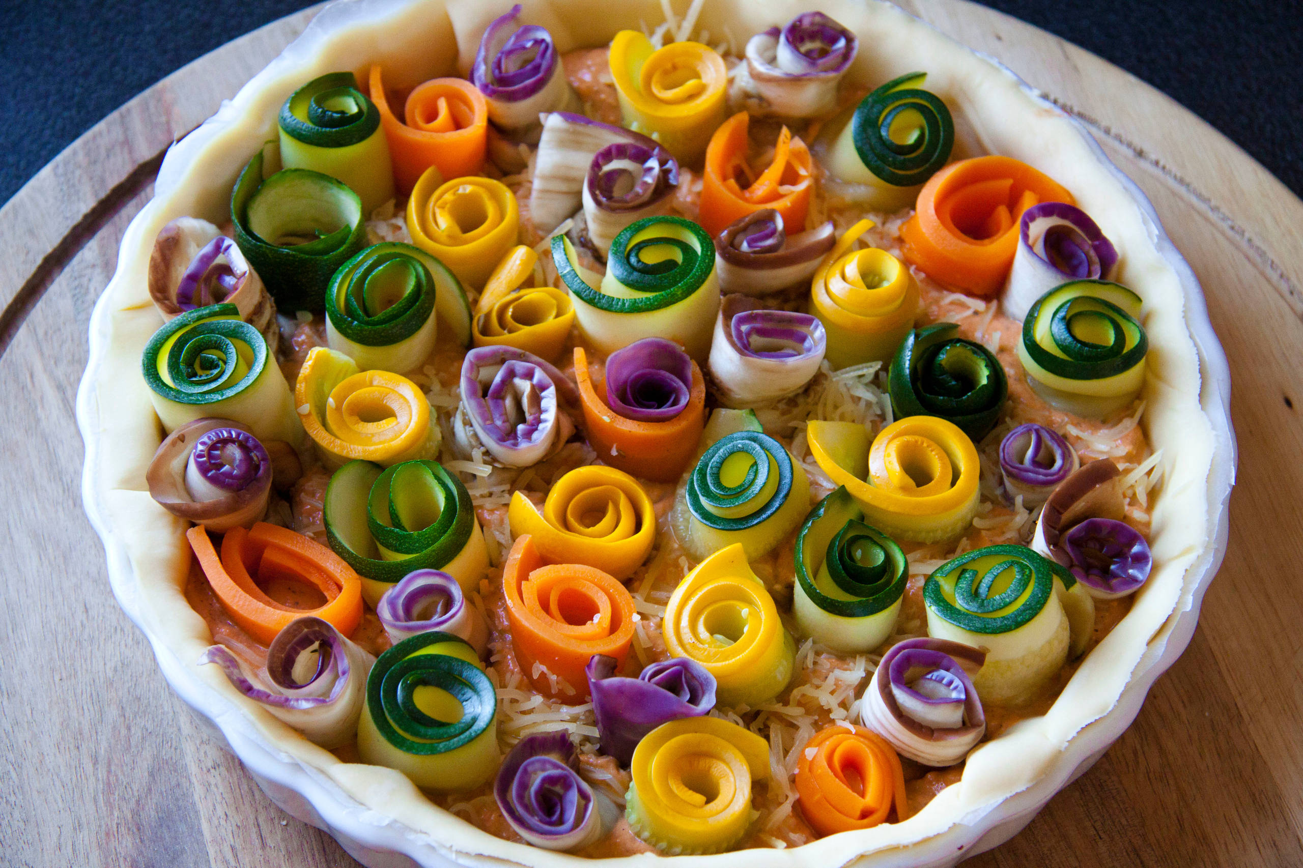 Рецепт: Овощной пирог с цветами из баклажанов и кабачков