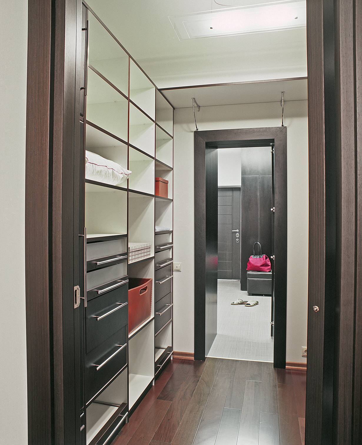 Обложка альбома: гардеробная