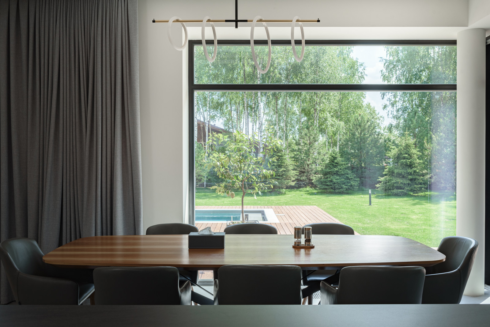 Строительство и внутренняя отделка частного дома в современном стиле