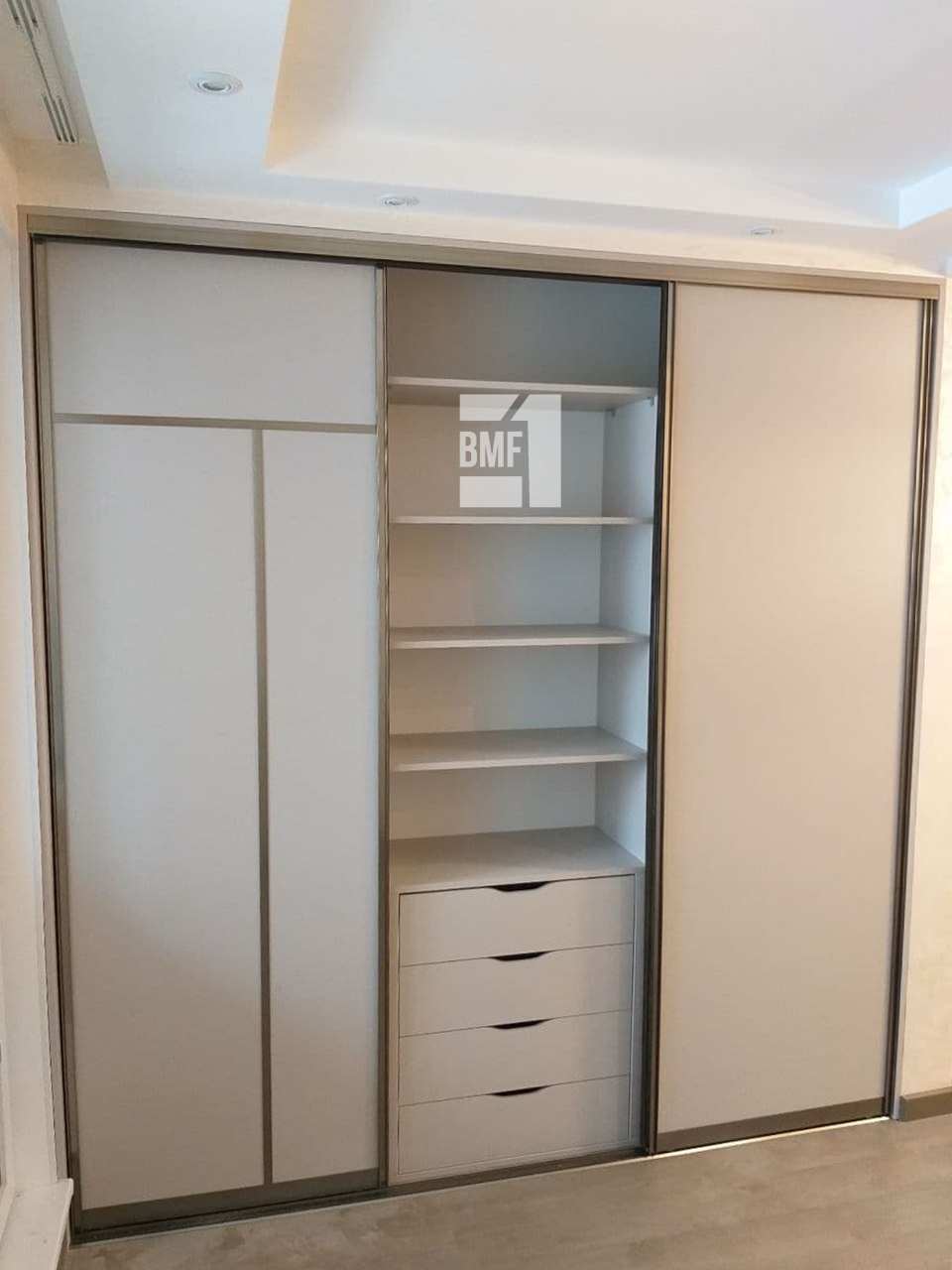 Бежевый шкаф-купе в спальню