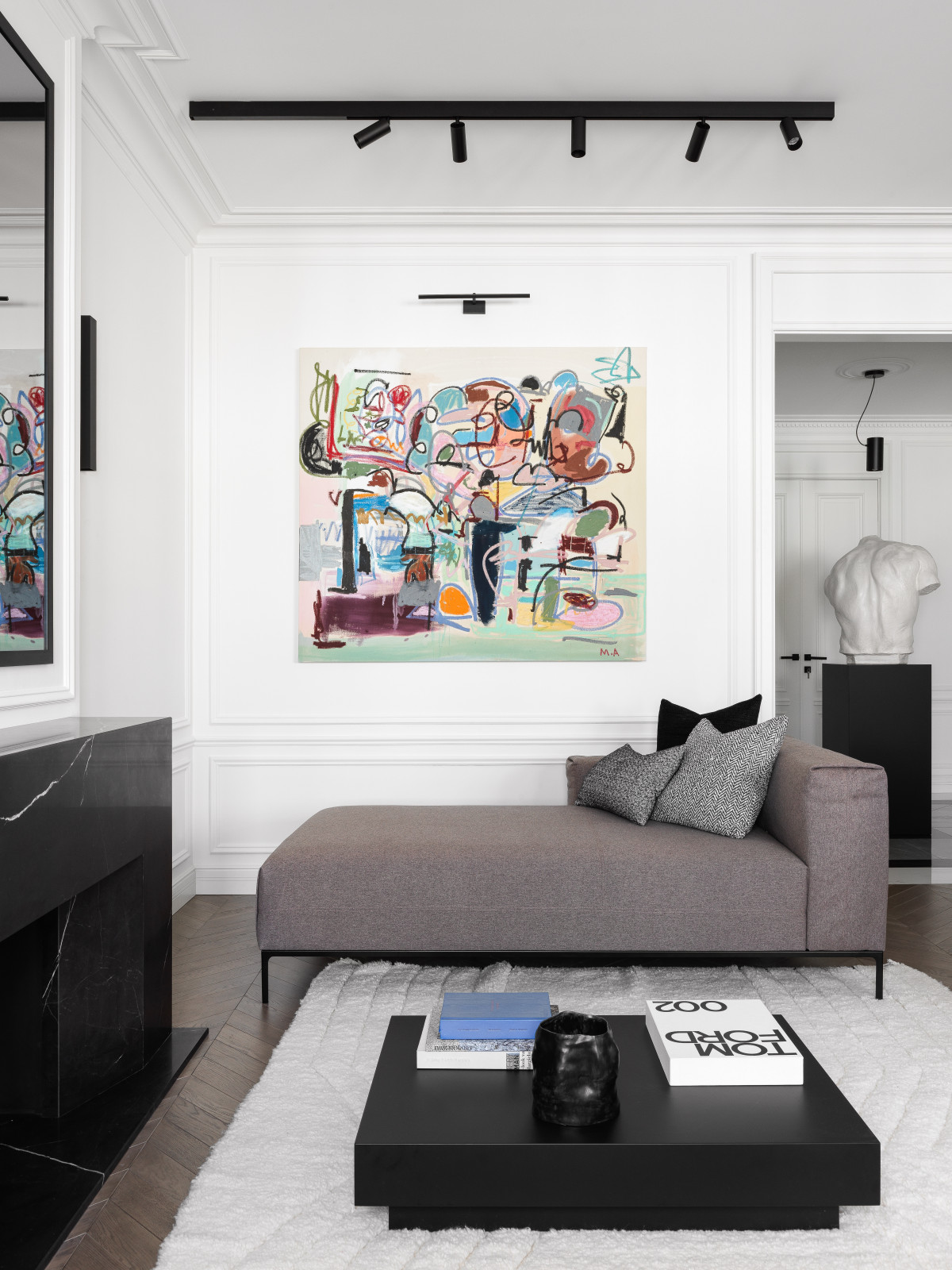 Скрытый телевизор над камином