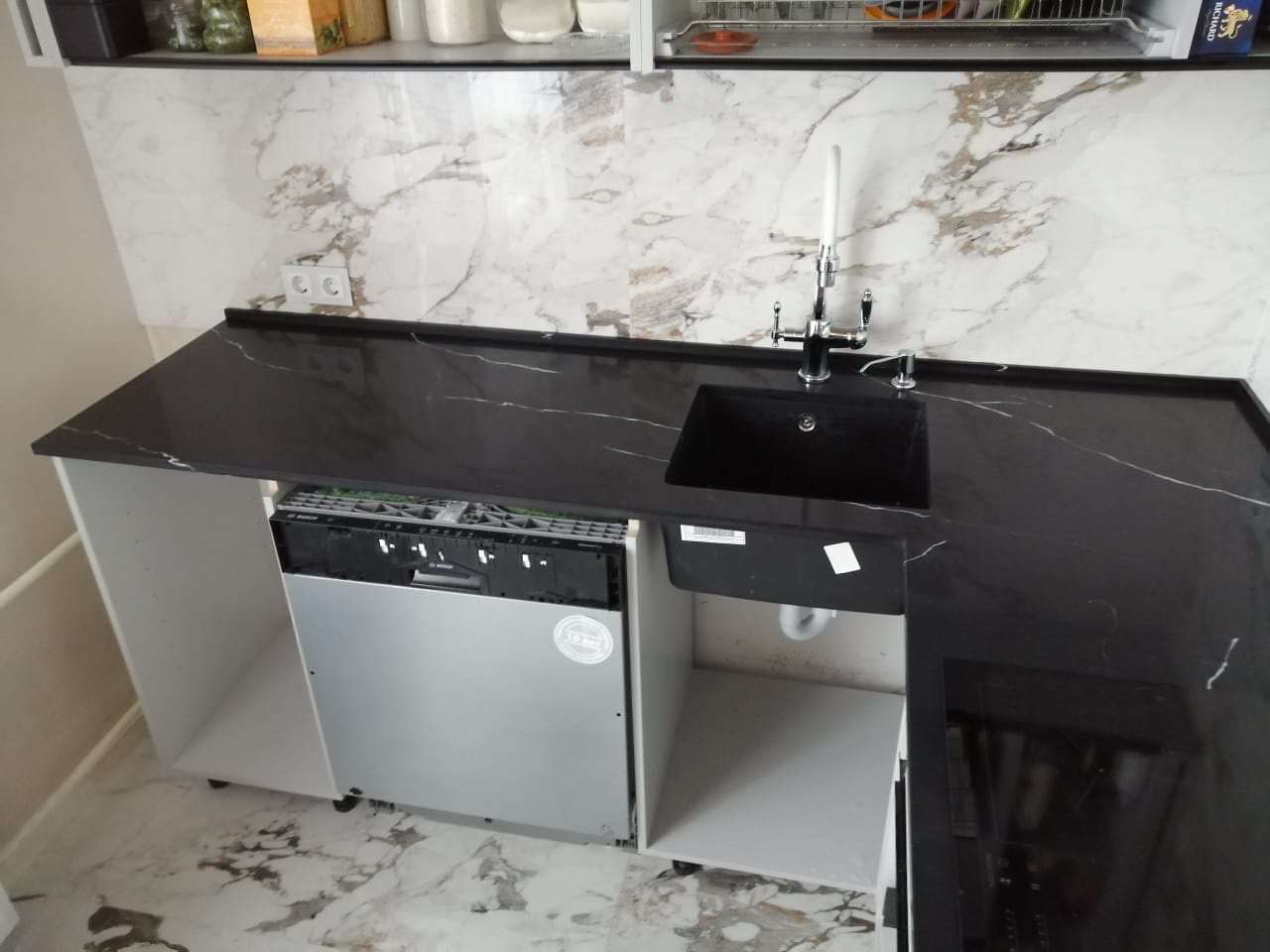 Обложка проекта: Столешница из кварцевого агломерата SmartQuartz Marquina