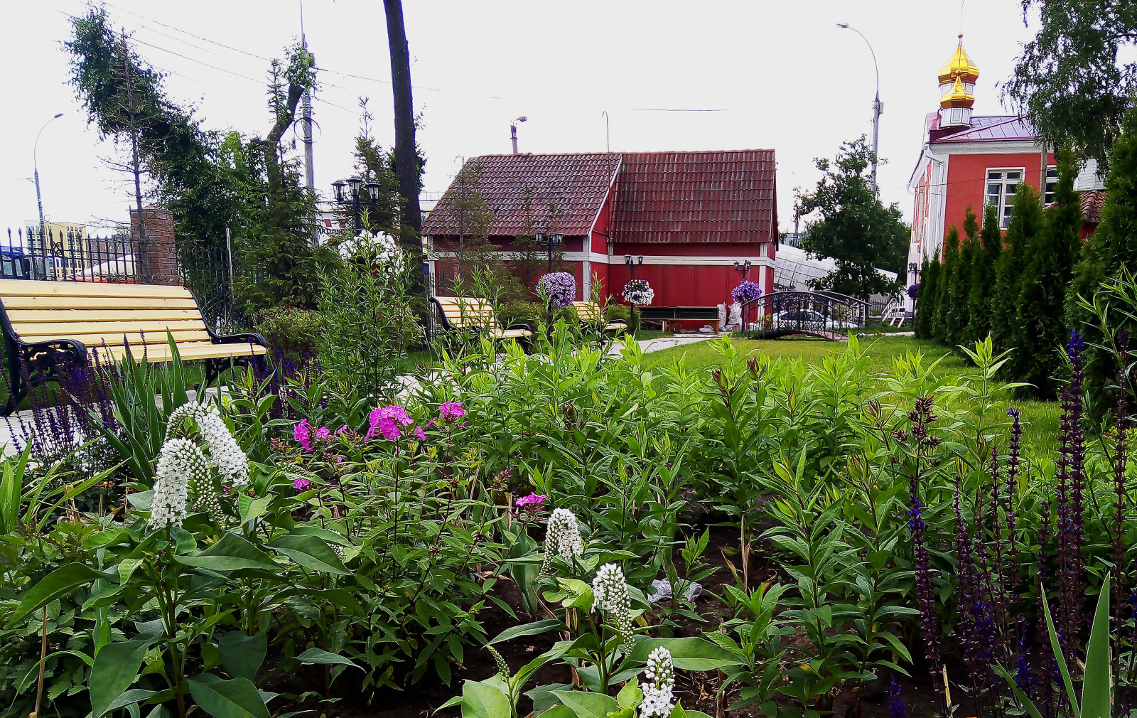 Цветники на территории храма