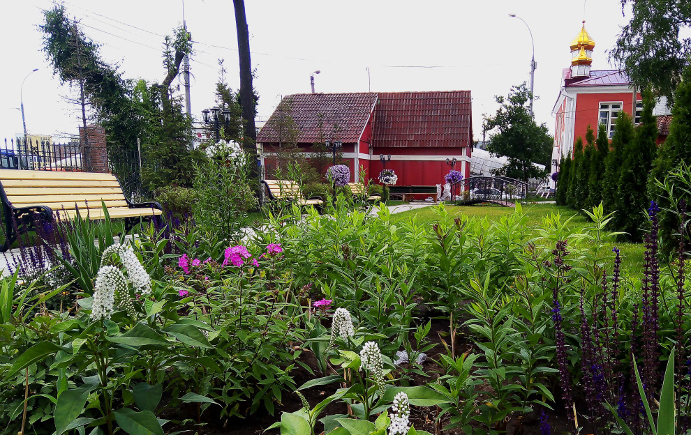 Цветники на территории храма