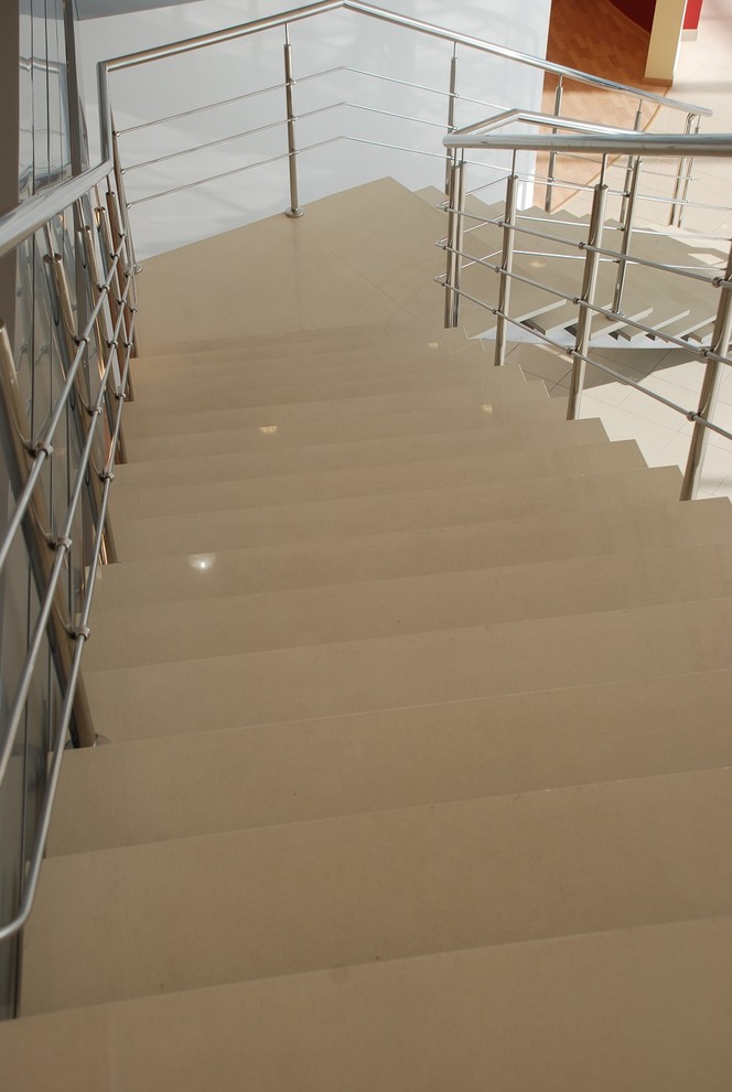 Автосалон Тойота на Новорижском шоссе ( ступени из агломерата )