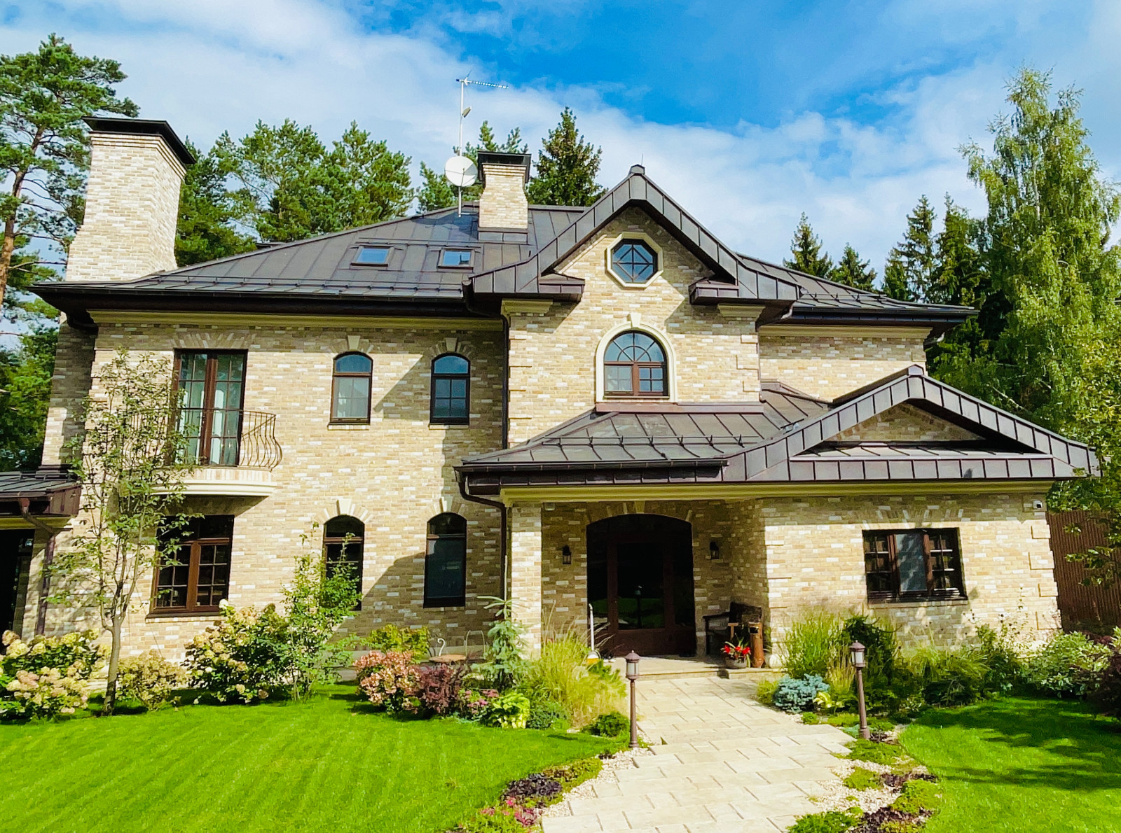 Вид на дом в августе