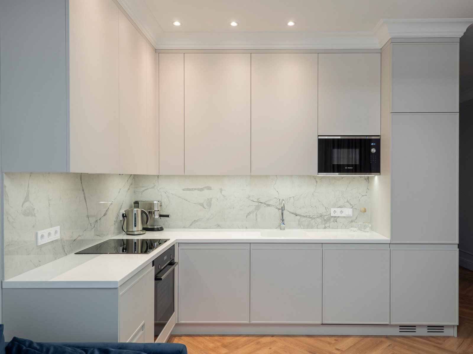 Белая кухня в стиле минимализм