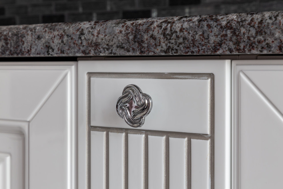 Белоснежная кухня в классике