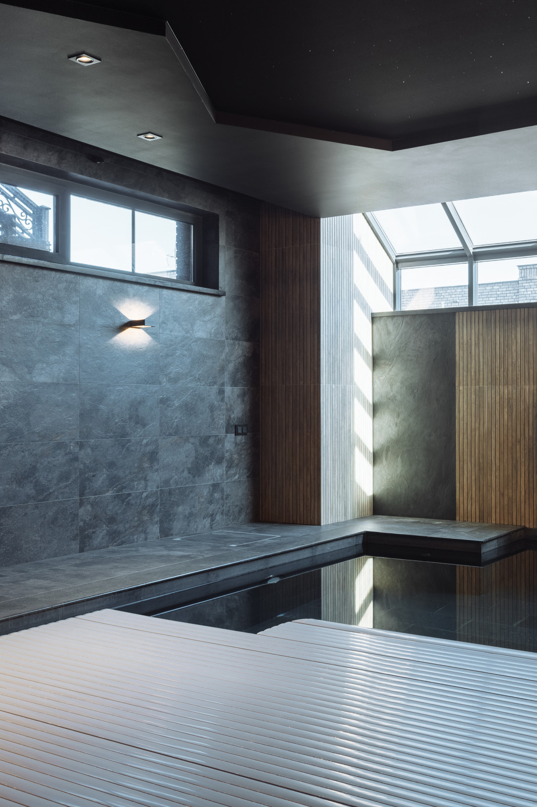 Сауна с бассейном в цоколе частного дома.