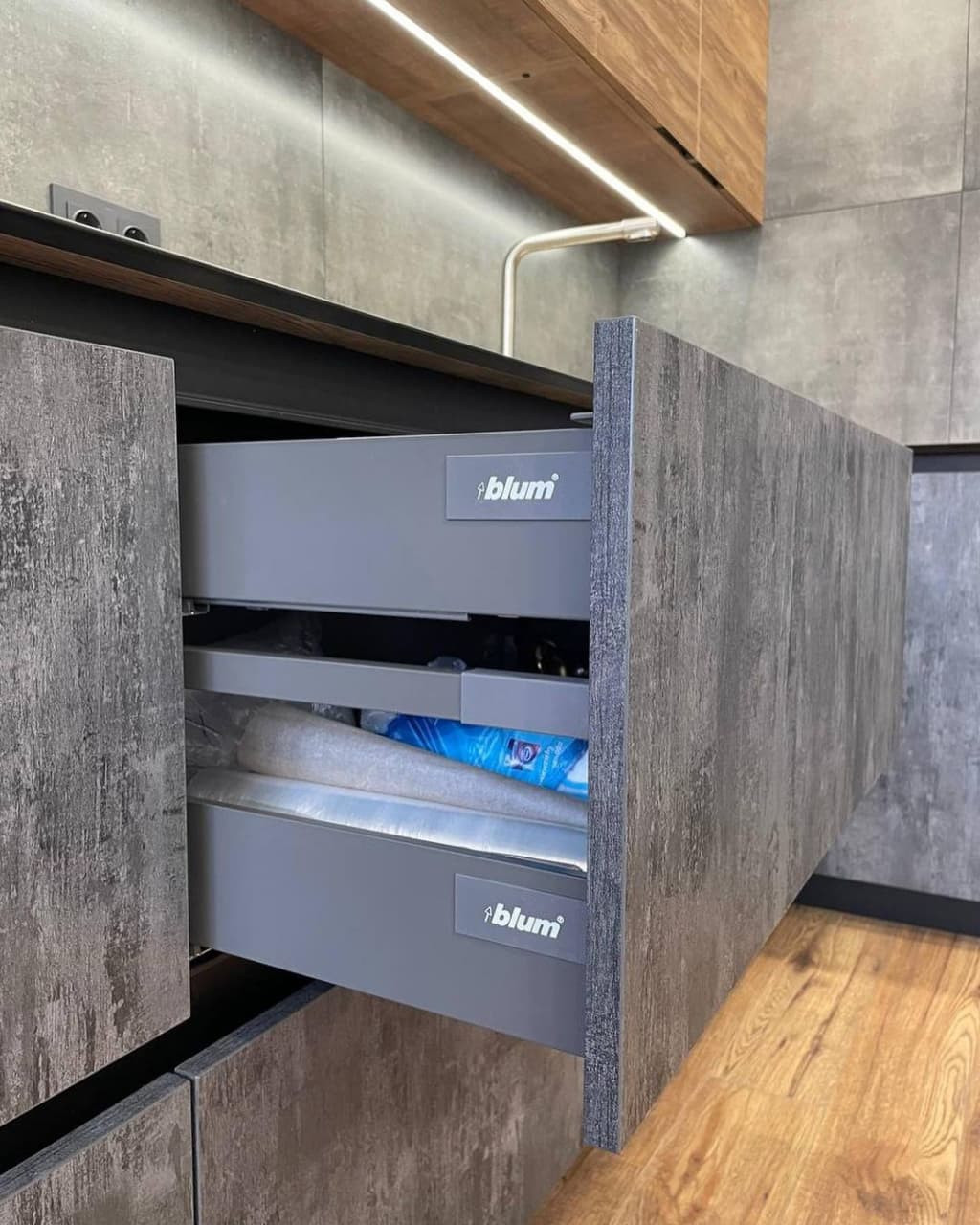 Большая угловая встроенная кухня в черном и коричневом цвете с витриной