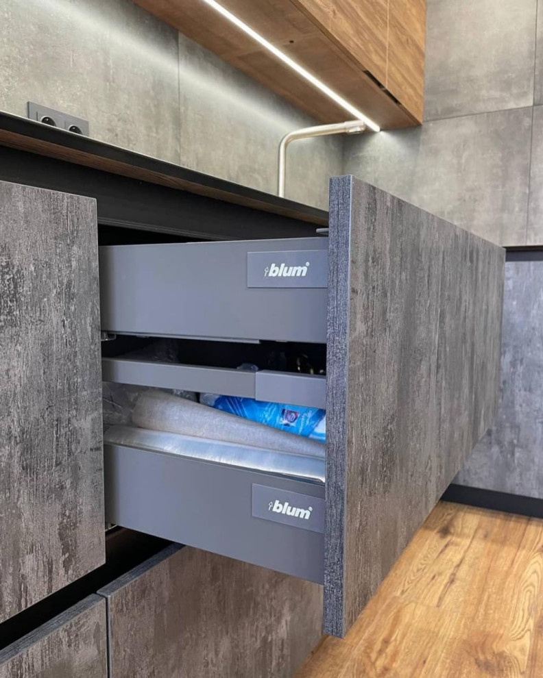 Большая угловая встроенная кухня в черном и коричневом цвете с витриной