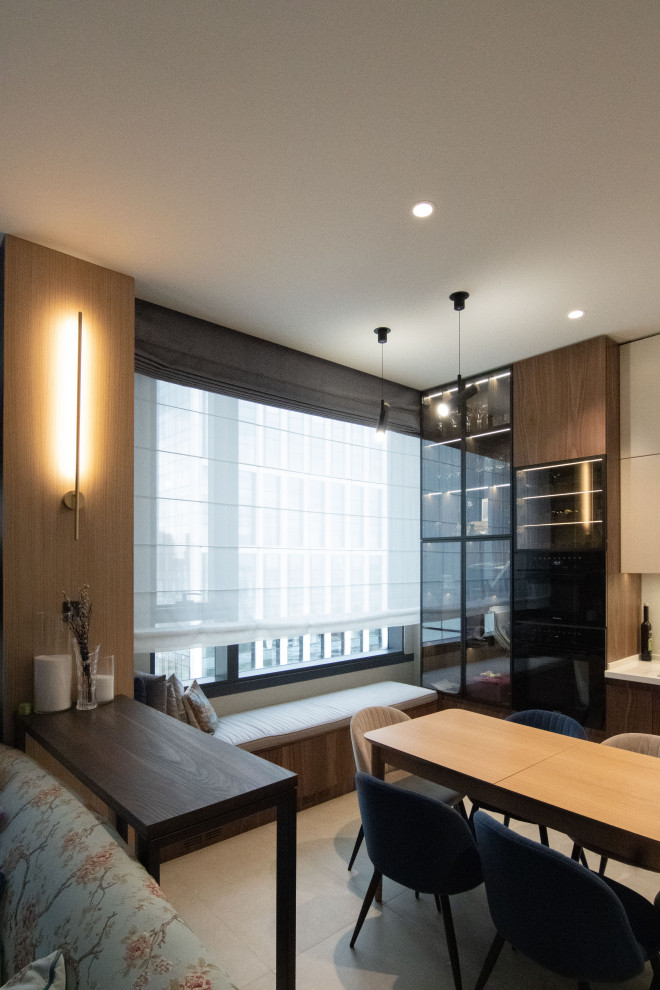 Кухня в стиле минимализм с фасадами под "темное дерево"