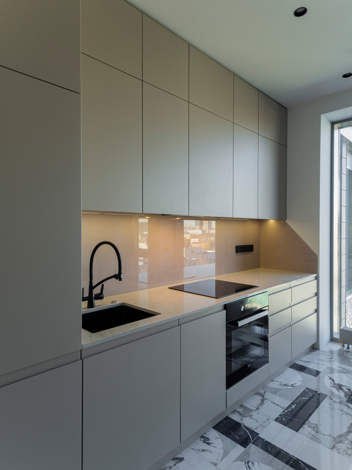 Большая стильная кухня в неоклассическом стиле в светлых тонах