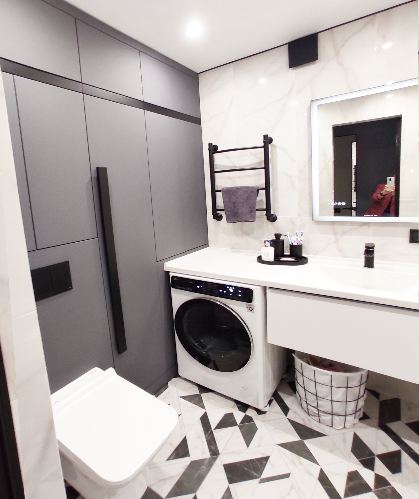 Черно-белая ванная комната 4,45 кв.