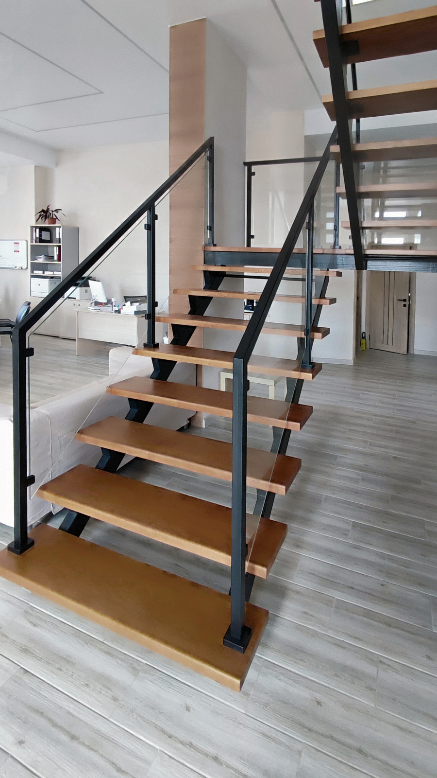Современная лестница в офис