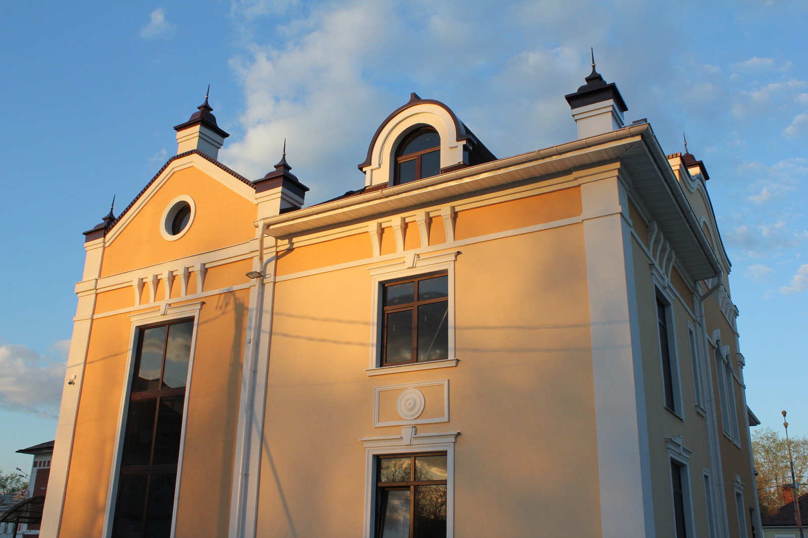 Декоративные тумы и колпаки, окрытие арок и парапетов, купол на Бизнес центр