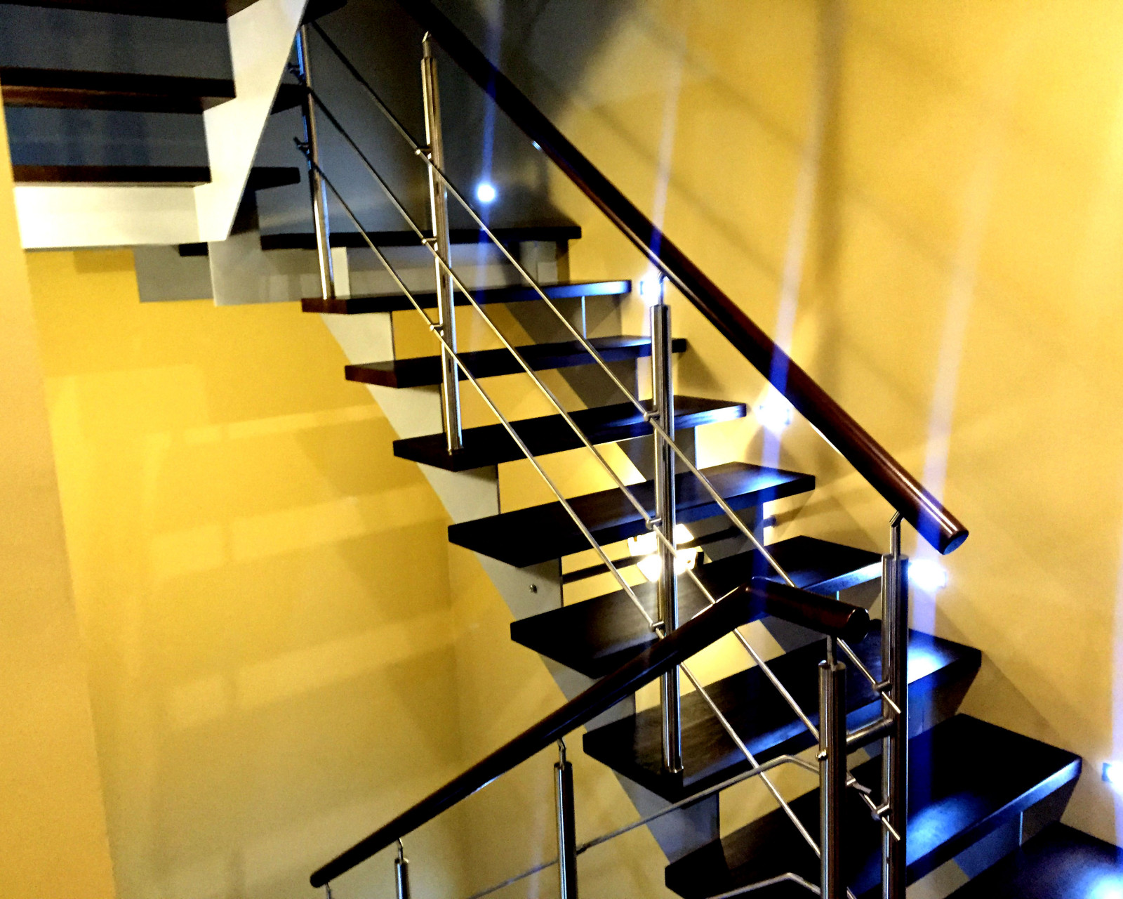 Лестница на параллельных косоурах с ограждением из нержавеющей стали