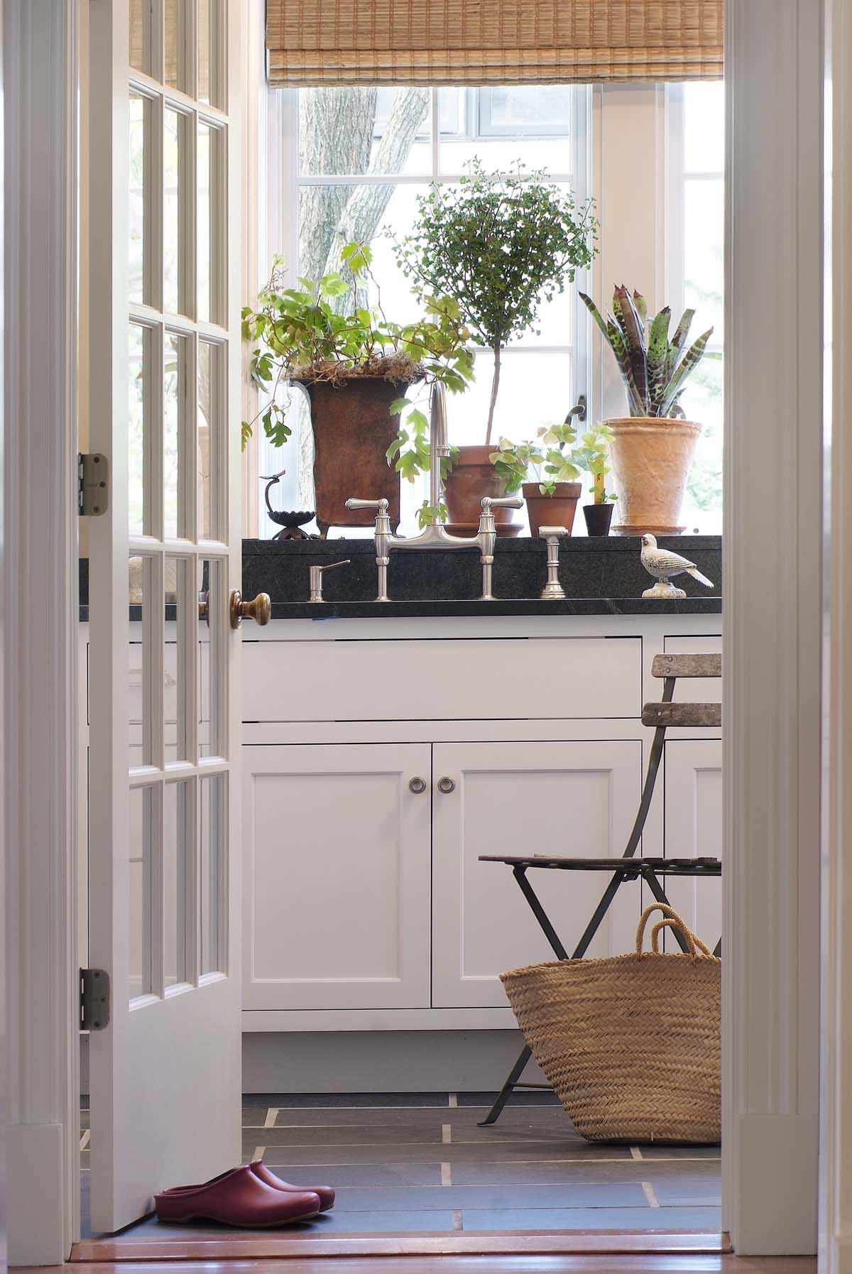 Цветы на подоконнике: 12 идей, как расставить их по правилам декора