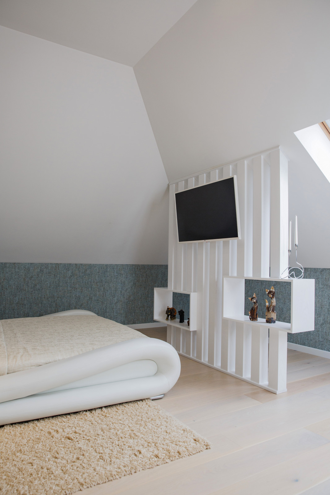 Двухэтажная квартира с мансардным потолком