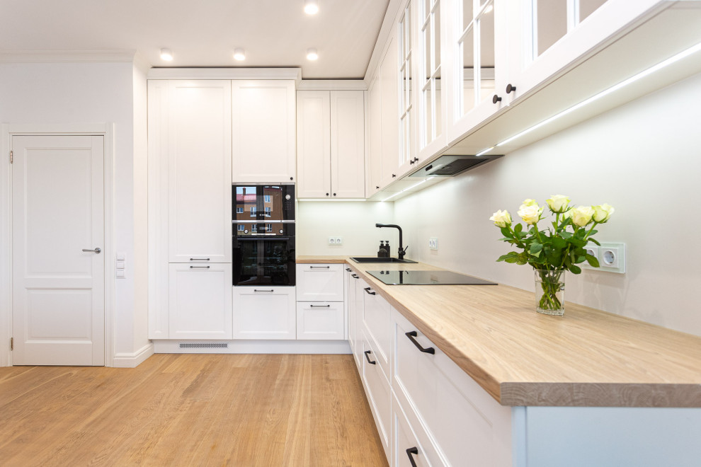 Белая кухня в стиле современная классика