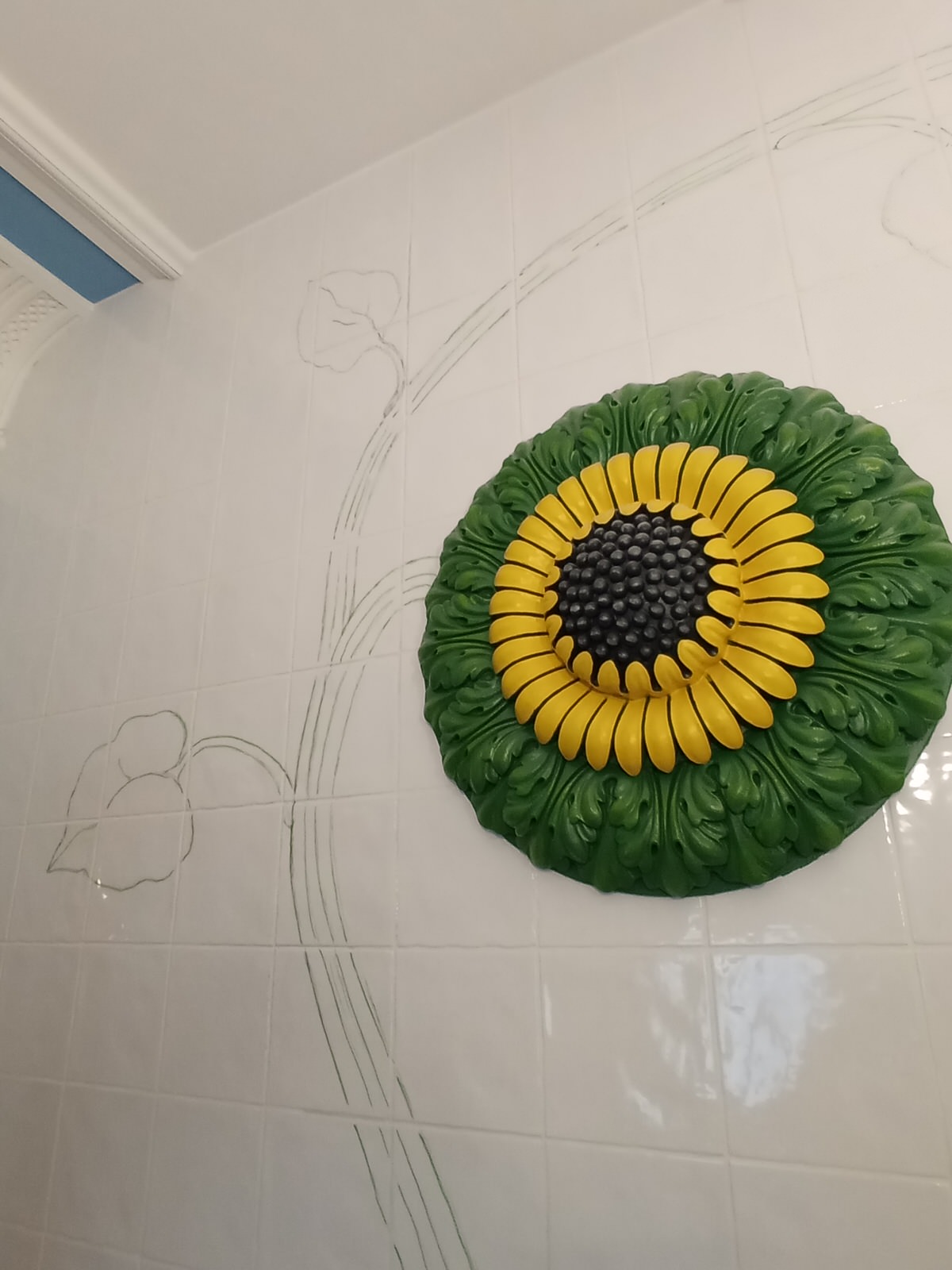 Рельефно-живописное панно в холле квартиры