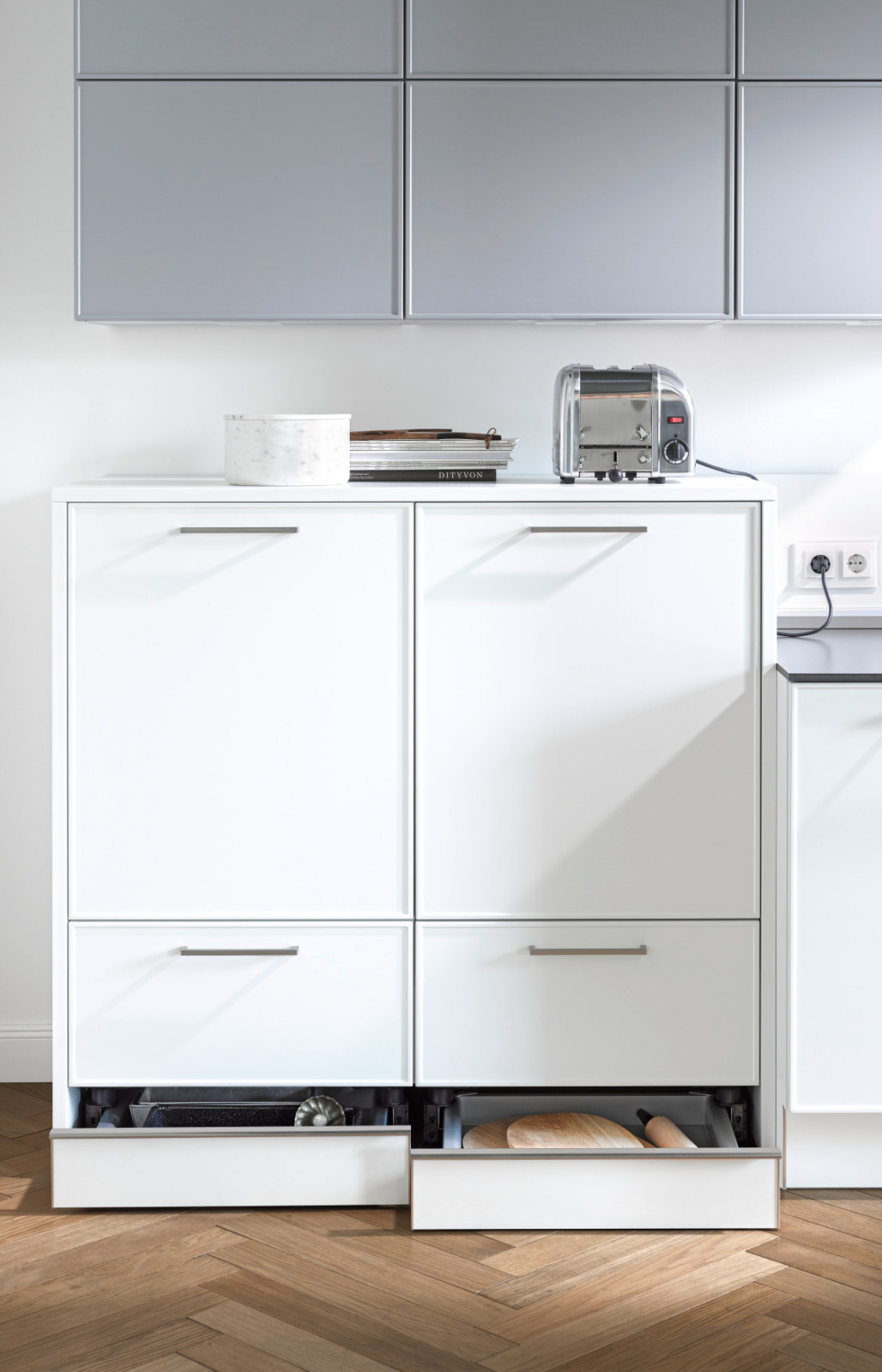 Выдвижные ящики вместо привычного кухонного цоколя