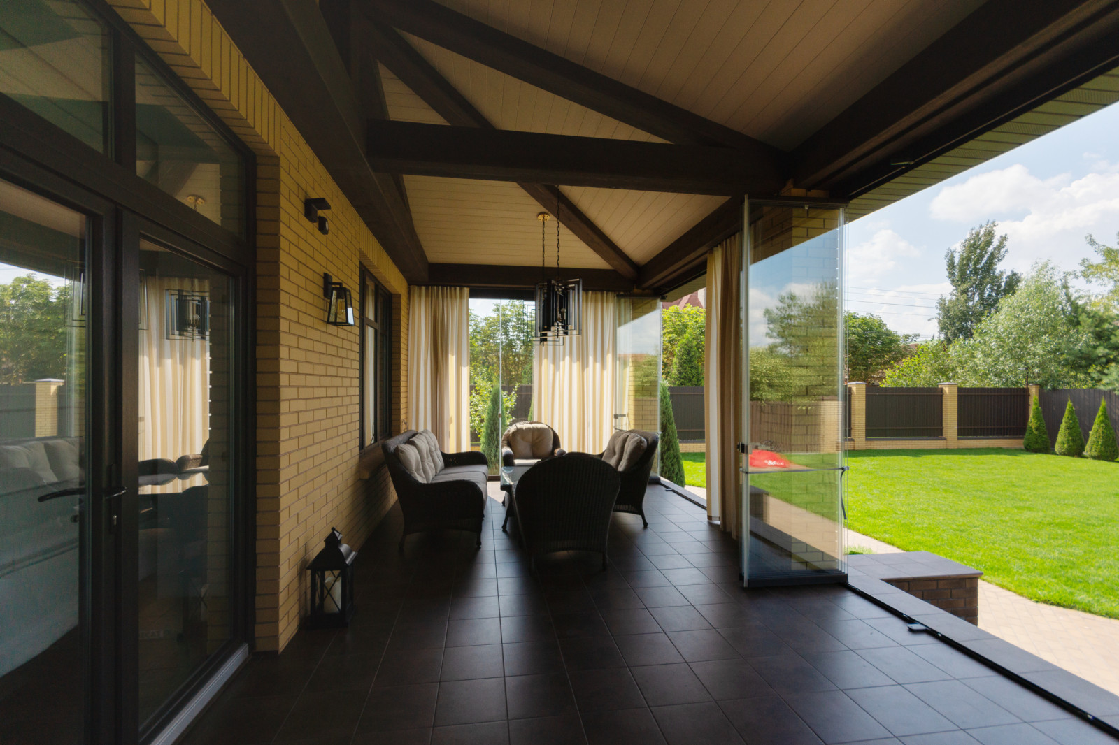 Классическая терраса с безрамным остеклением