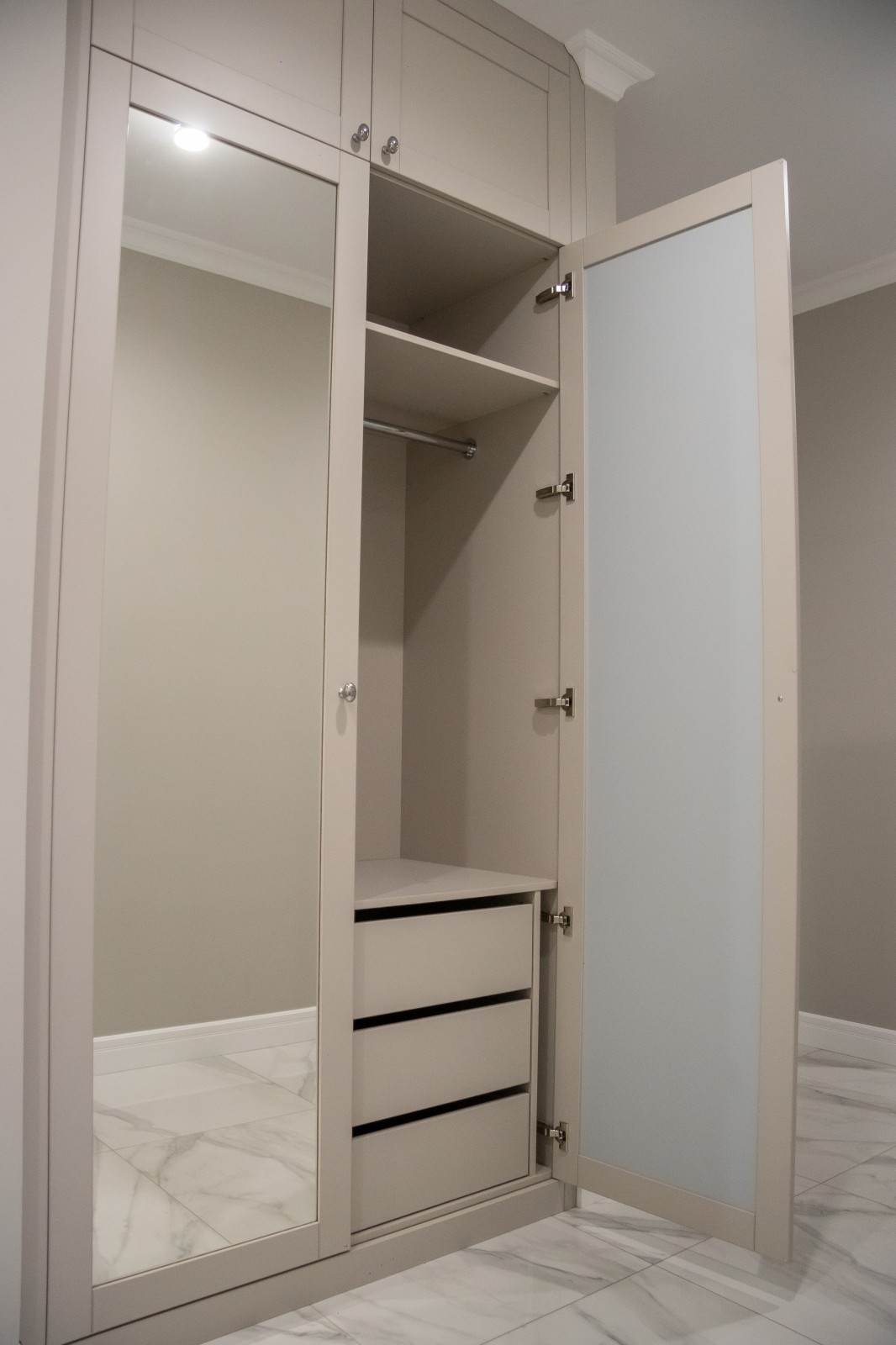 Шкафы (распашные) в прихожую в ниши