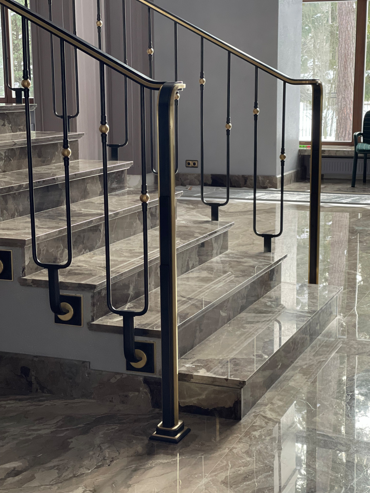 Лестничное ограждение из стали и латуни