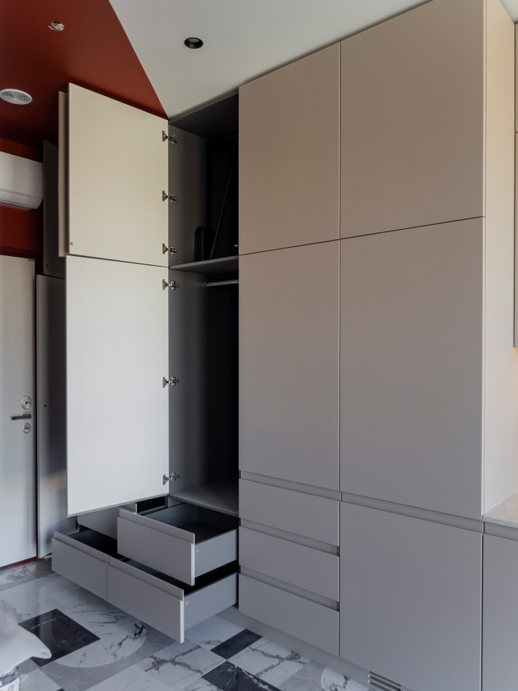 Большая стильная кухня в неоклассическом стиле в светлых тонах