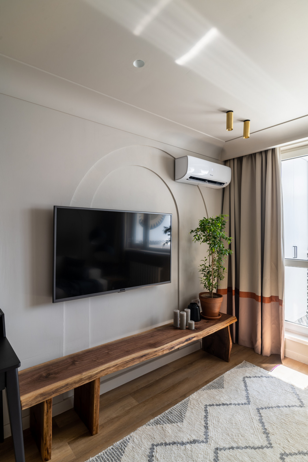 Солнце, арки и осиное гнездо в гостиной