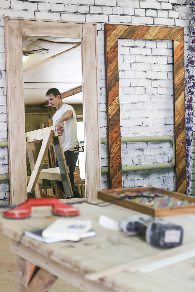 Портрет: Антон Коротков — кудесник зеркал и панно