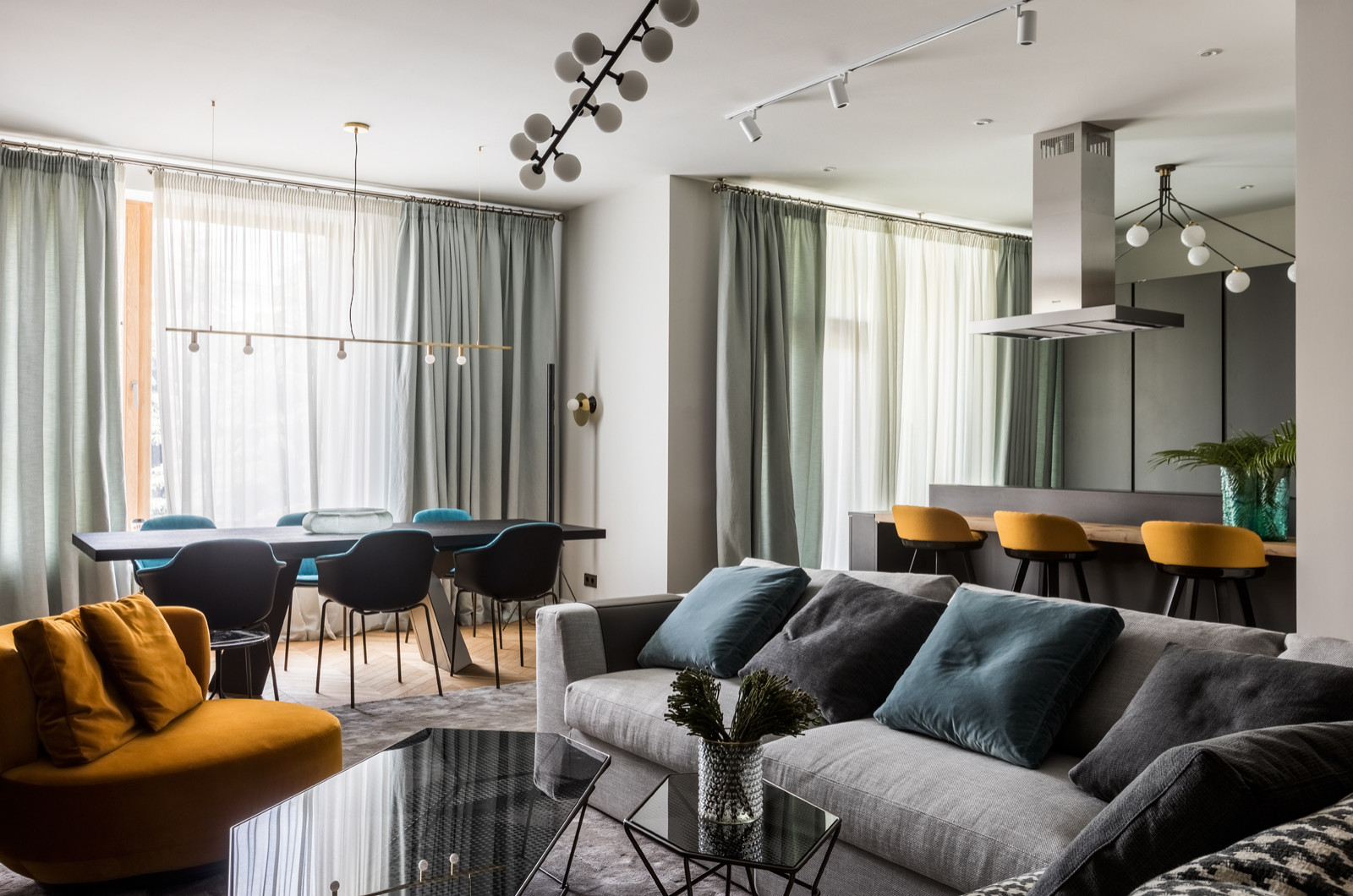 Яркая квартира с элементами из латуни